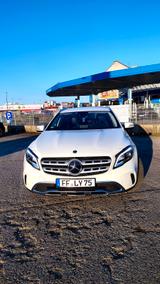 Mercedes-Benz GLA 180 Automatik | DISTRONIC | LED | 360° | Sch - gebrauchte Mercedes-Benz GLA 180 aus dem Jahr 2017