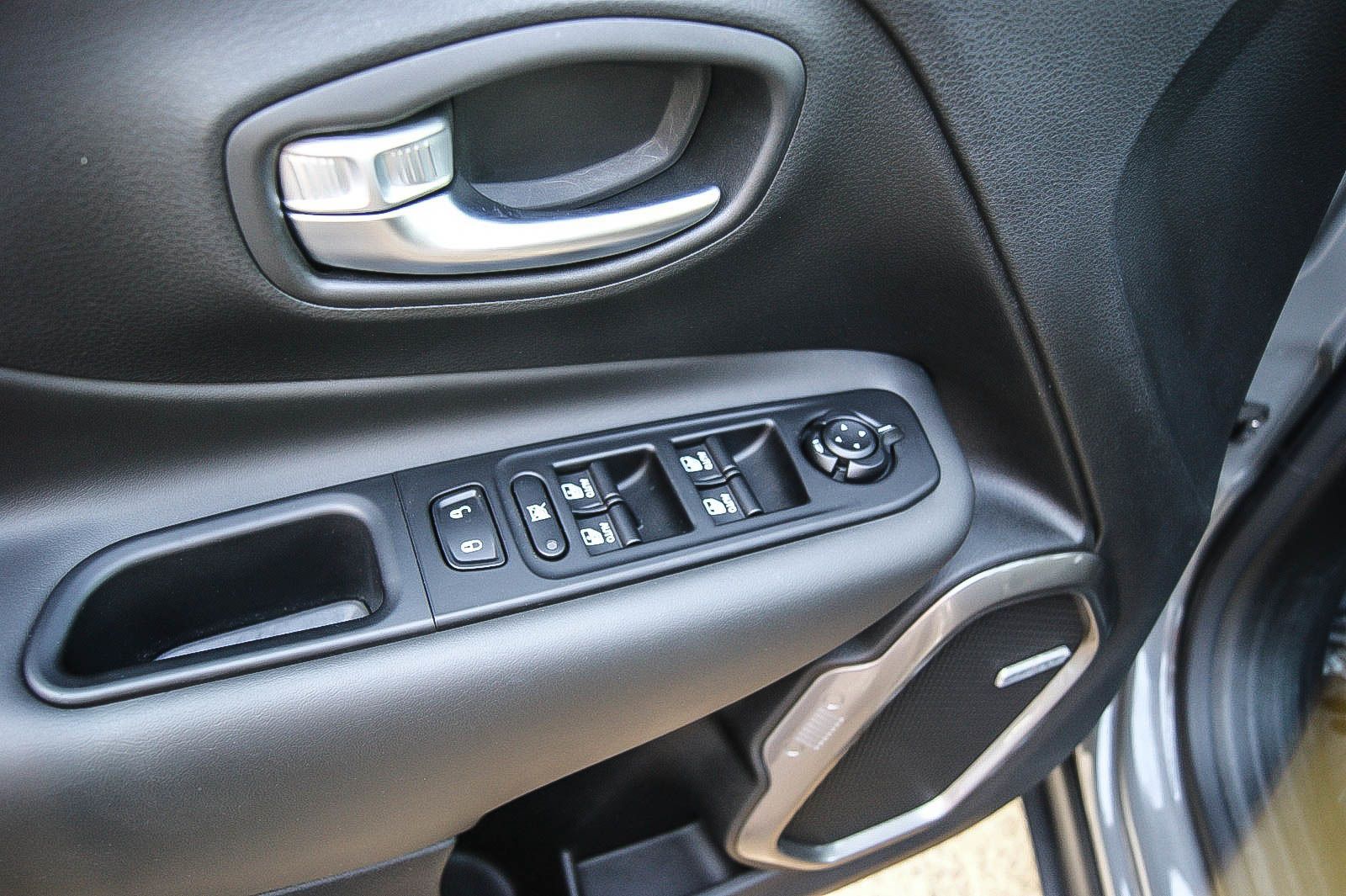 Fahrzeugabbildung Jeep Renegade 1.3 T-GDI Limited FWD KENWOOD PANORAMA