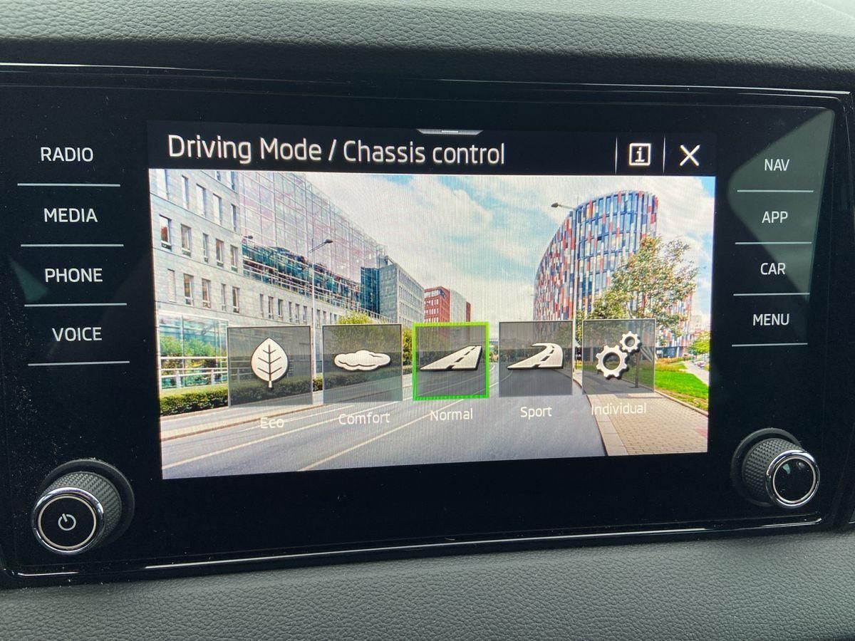 Karoq 1.5  TSI Sportline DSG Matrix ACC DCC RFK