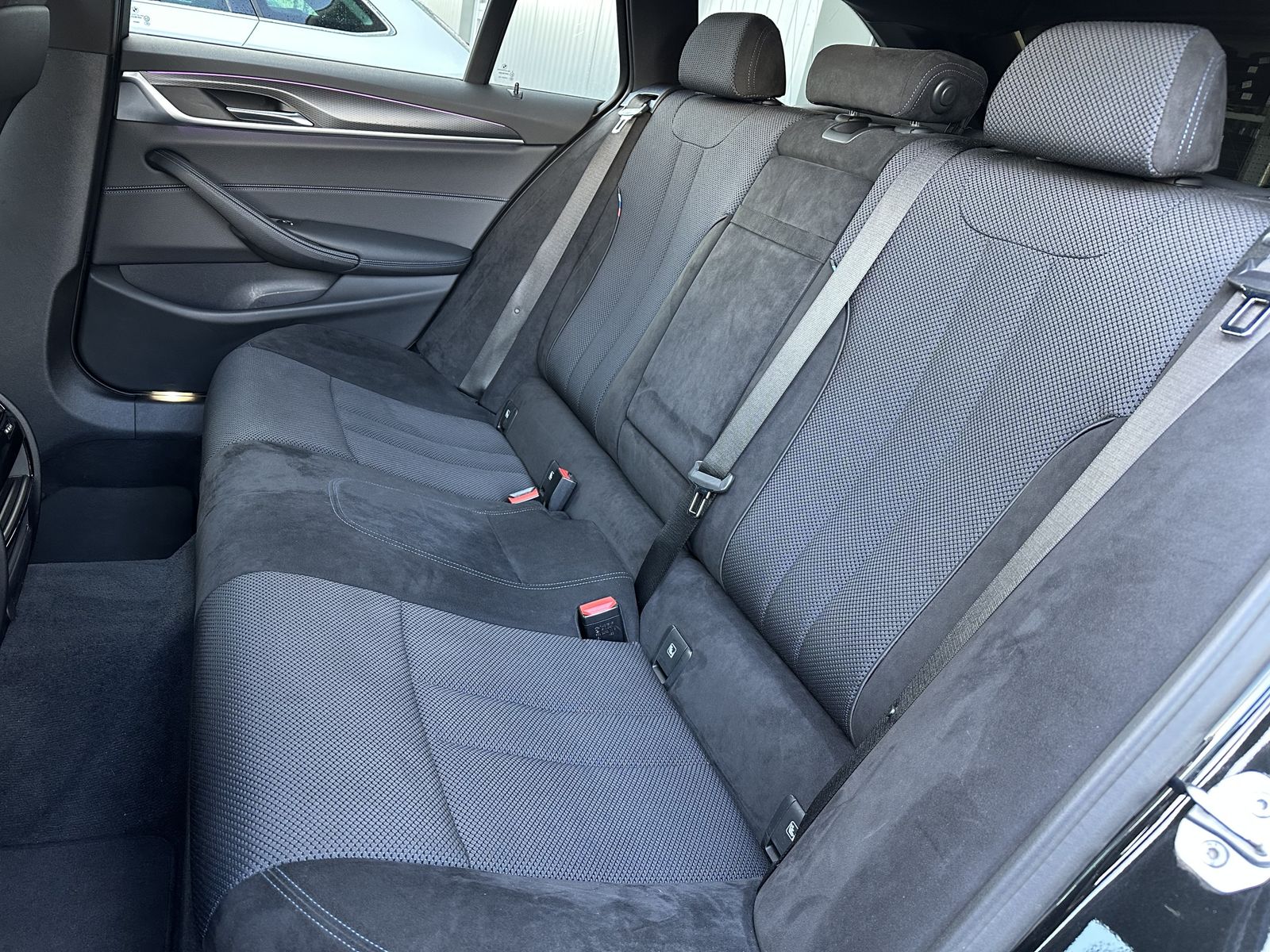 Fahrzeugabbildung BMW 520d Touring M-Sport NAV+LED+KAMERA+HIFI+19ZO+PP