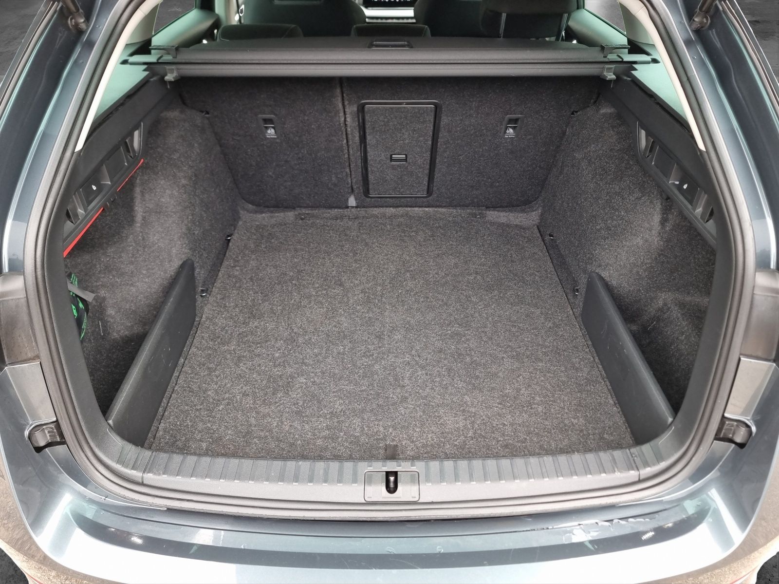 Fahrzeugabbildung SKODA Octavia Combi TDI First-Edition DSG LED Navi PDC