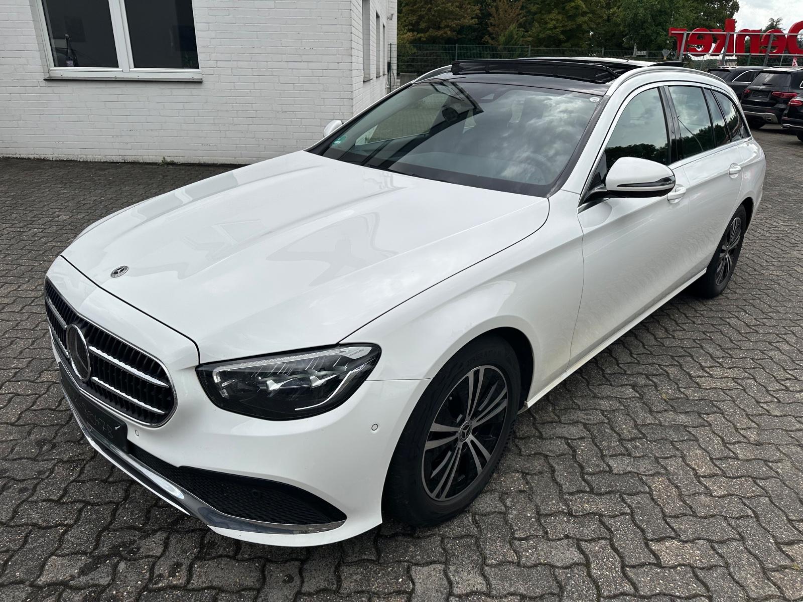 Mercedes-Benz E 220 d T 9G Avantgarde Pano Distro AHK Kamera