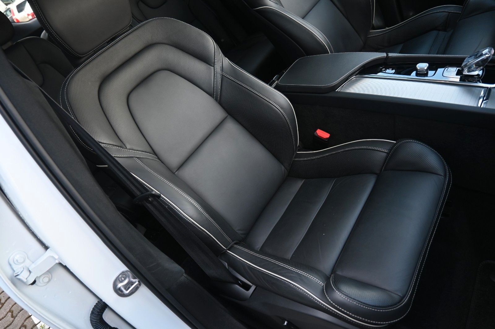 Fahrzeugabbildung Volvo B5D Ultimate Dark HK*HUD*PANO*STHZ*360*STHZ*AHK*