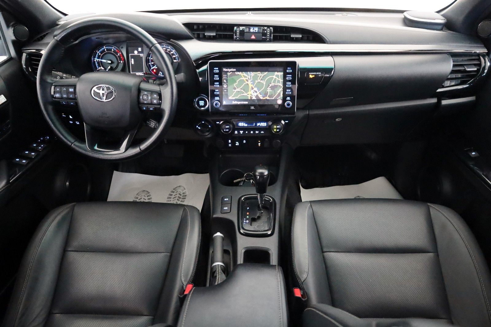 Fahrzeugabbildung Toyota Hilux 2.8 D-4D Invincible,ACC, AHK, Rollo +Bügel