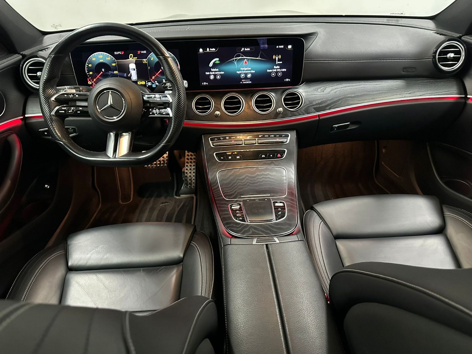 Fahrzeugabbildung Mercedes-Benz E 400 d 4MATIC T *AMG-LINE*PANO*AHK*LEDER*