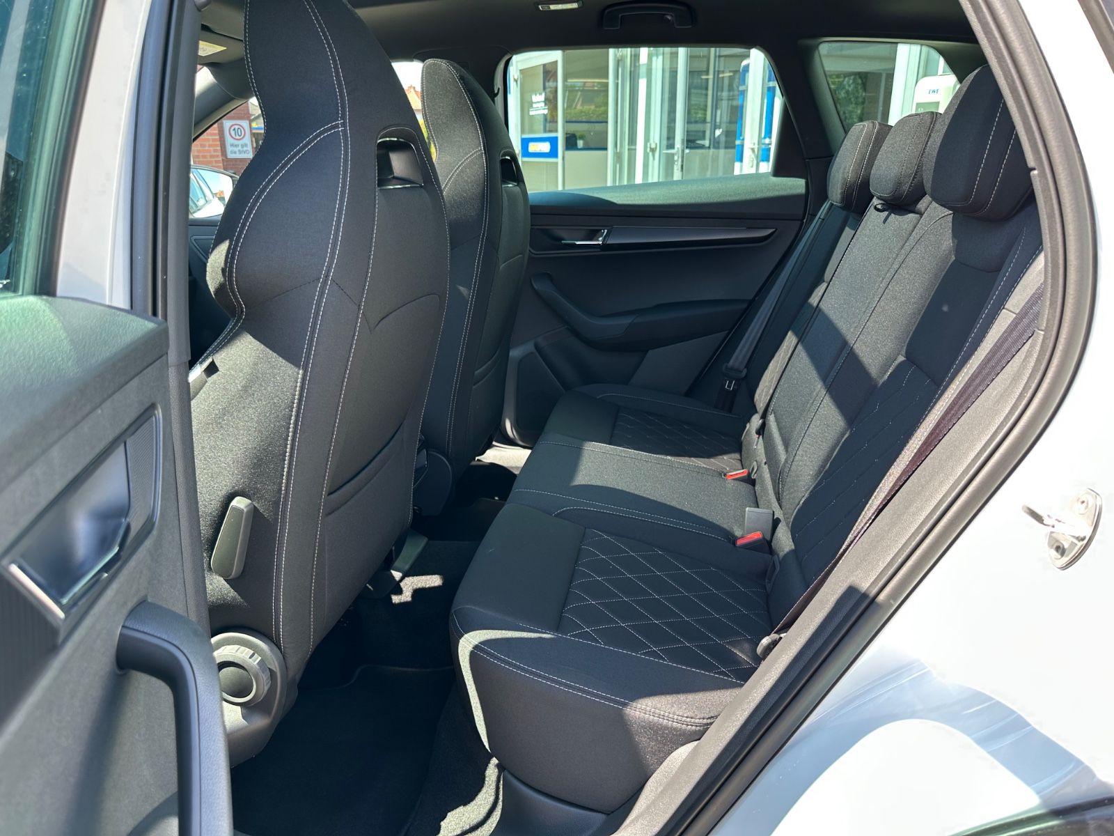 Fahrzeugabbildung SKODA Karoq 1.5 TSI Sportline DSG Pano/AHK/Navi/Matrix