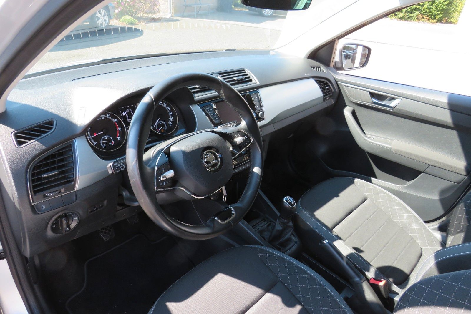 Fahrzeugabbildung SKODA Fabia Combi Ambition PDC NAVI APP SITZH. 1.HD