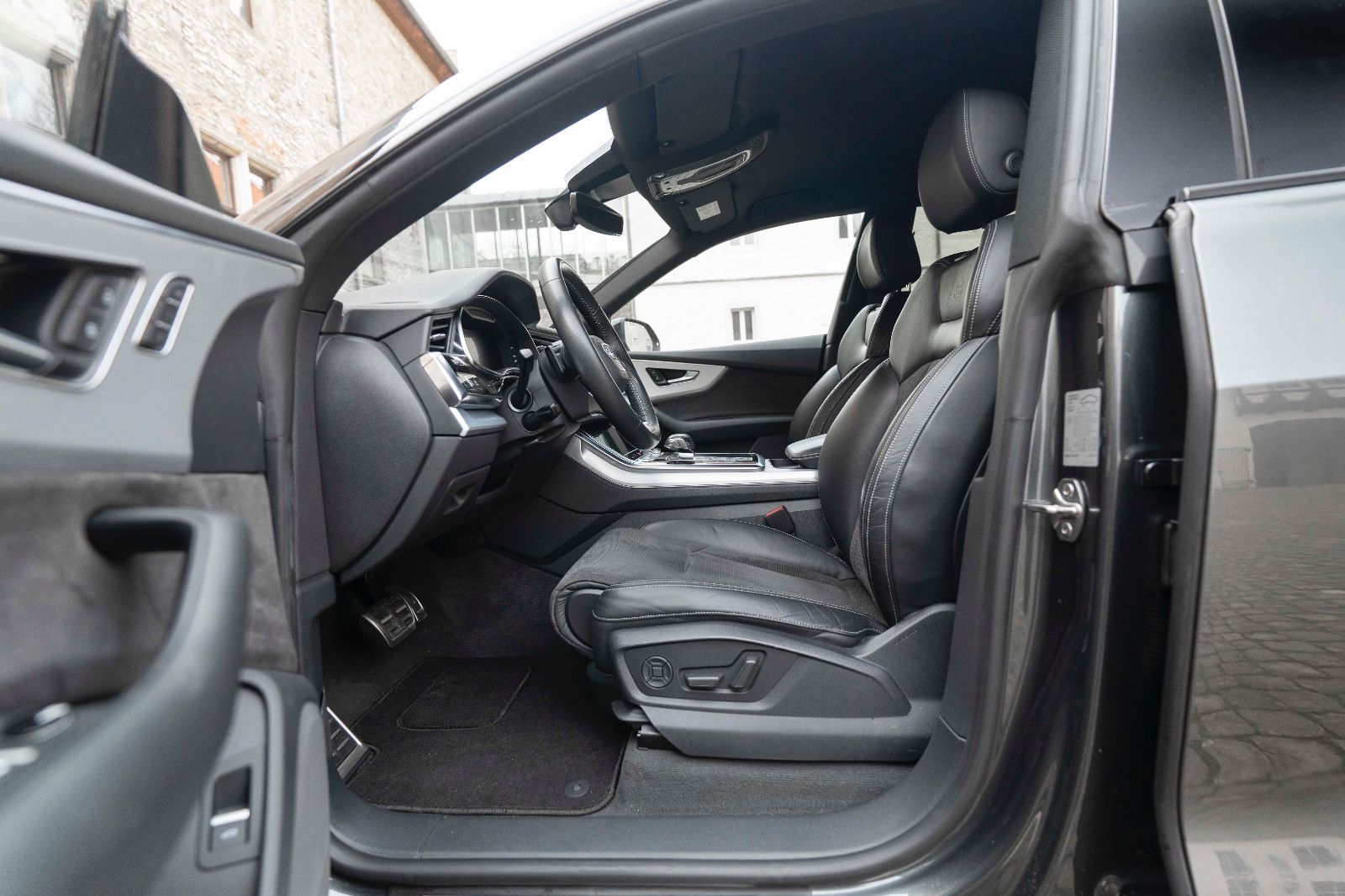 Fahrzeugabbildung Audi Q8 50 TDI quattro S-LINE TOTW DSP MATRIX PDC