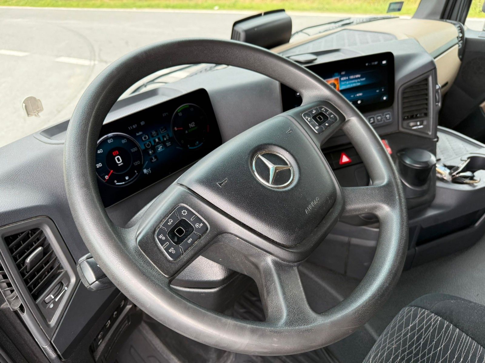Fahrzeugabbildung Mercedes-Benz ACTROS 1846 LS 4x2 mit ADR