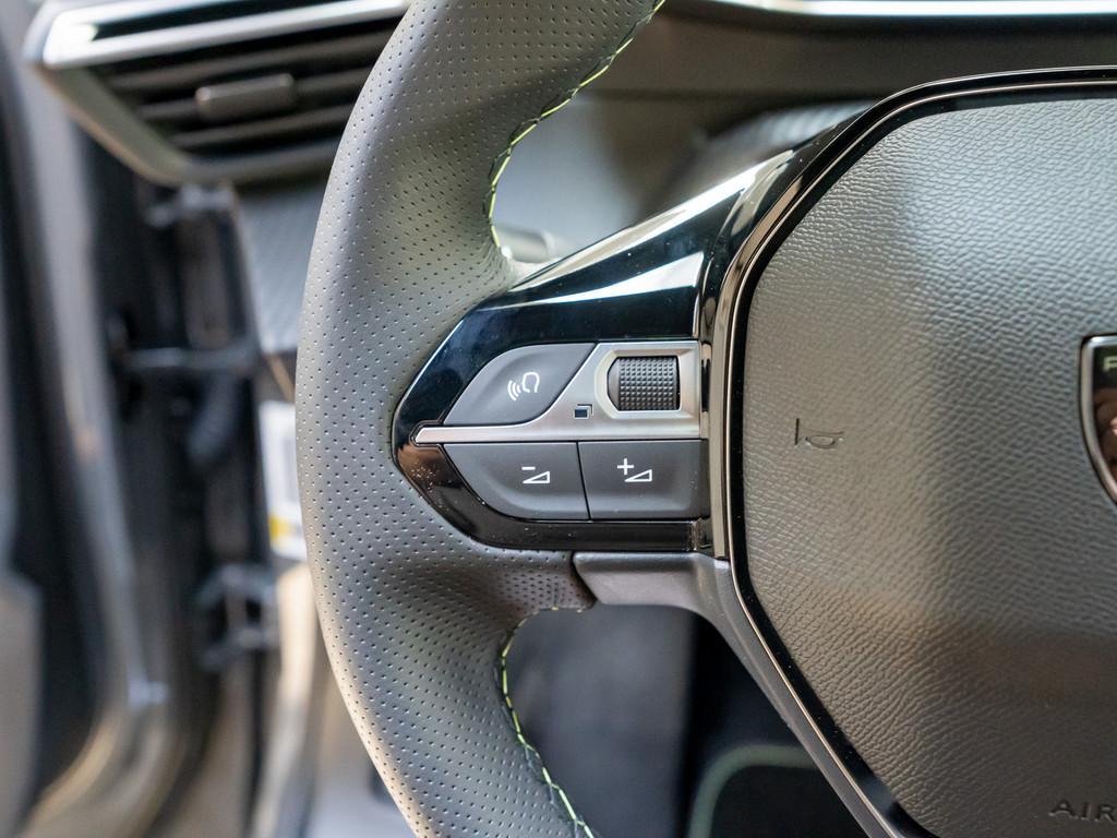 Peugeot 2008 GT HYBRID 145 e-DSC6 ACC LED 360° NAVI SHZ
