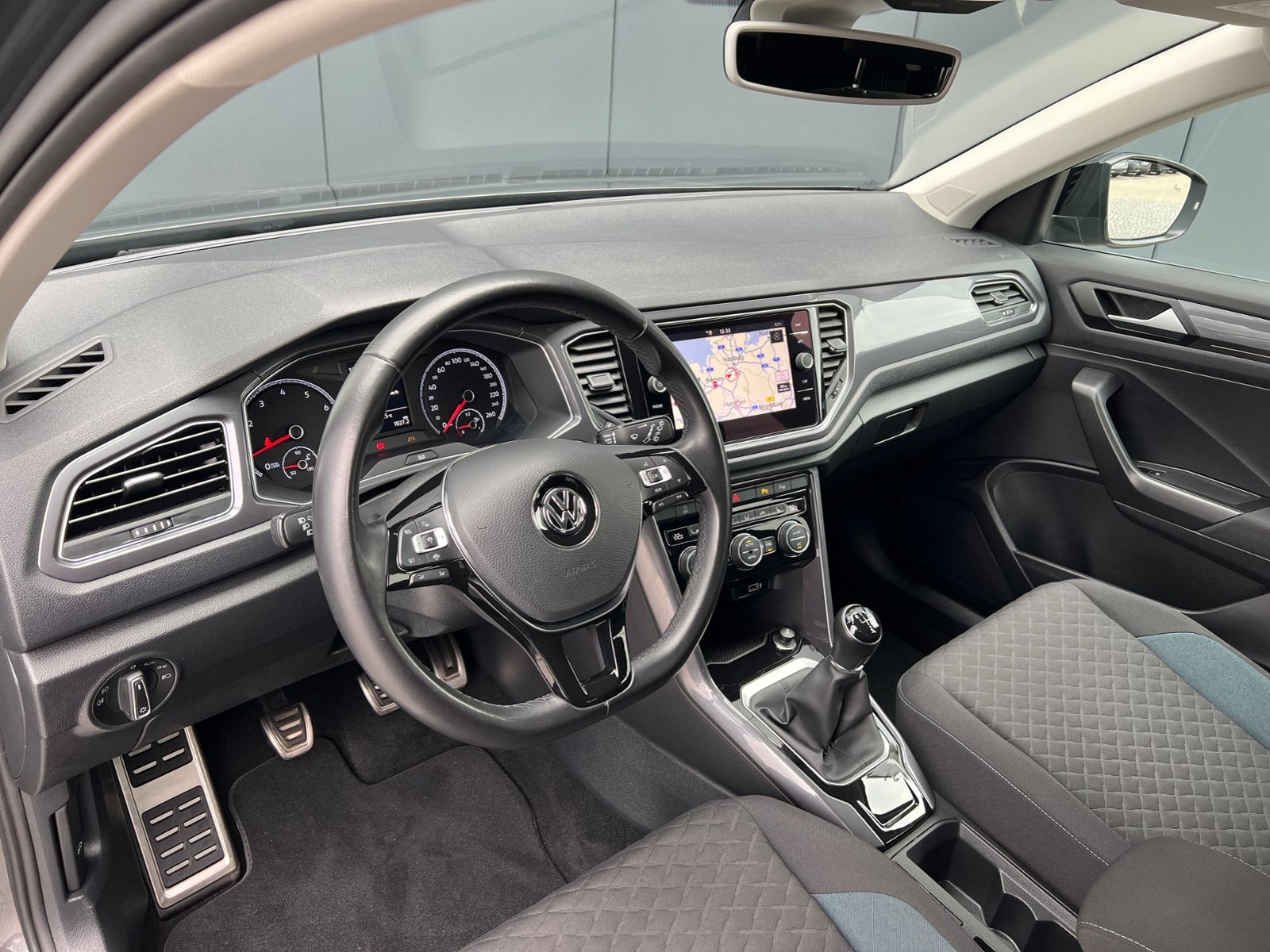 Fahrzeugabbildung Volkswagen T-Roc R-Line 1.5 TSI IQ.DRIVE *AHK, Climatronic,