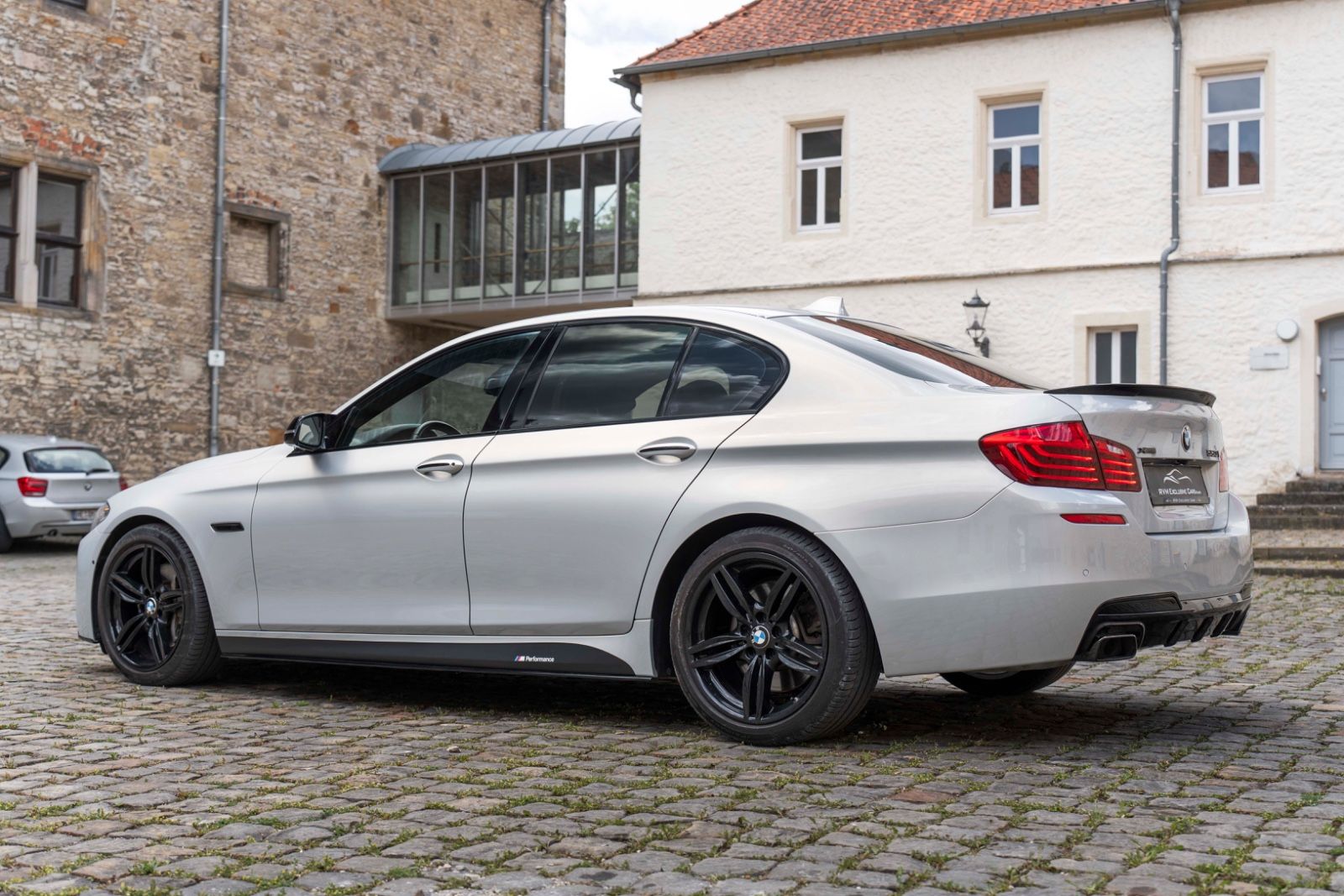 Fahrzeugabbildung BMW 550IX M-SPORTPAKET HUD B&O ACC HUD KAM TOTW