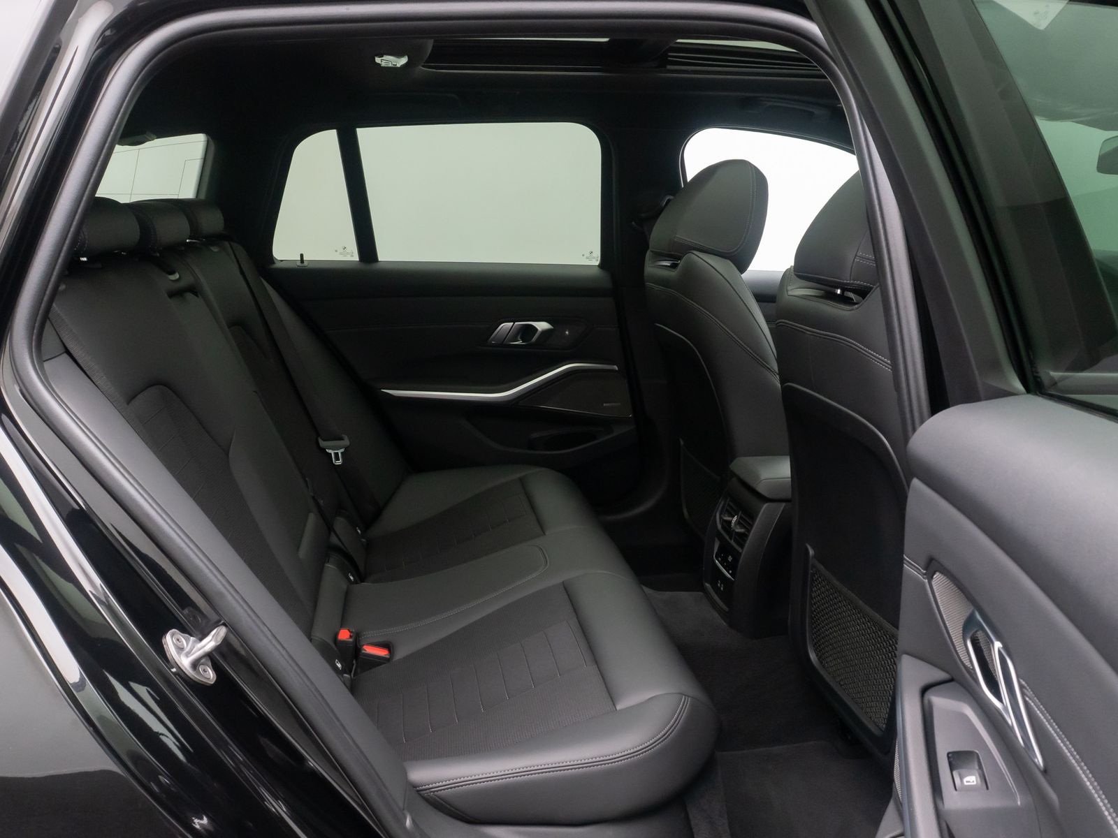 Fahrzeugabbildung BMW 320d ACC Alarm HUD DAB H/K Panoram Sportsitz 19"