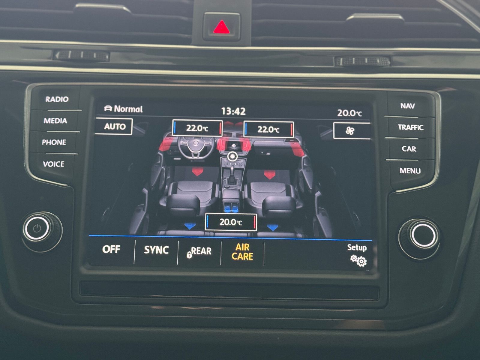 Fahrzeugabbildung Volkswagen Tiguan DSG 4MO 3X R-LINE PANO MEMORY BLACK STYLE