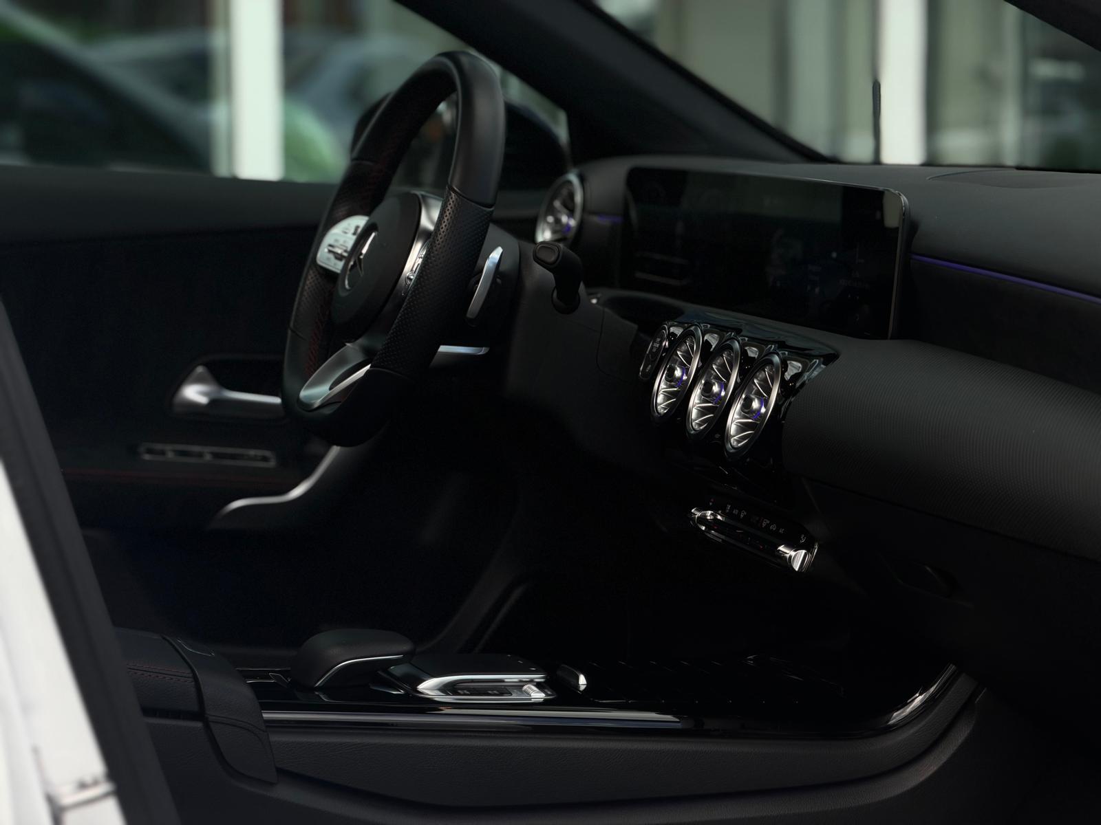 Mercedes-Benz A250*AMG*AHK*Digital*Ambiente*Pano*LED*Alcantara