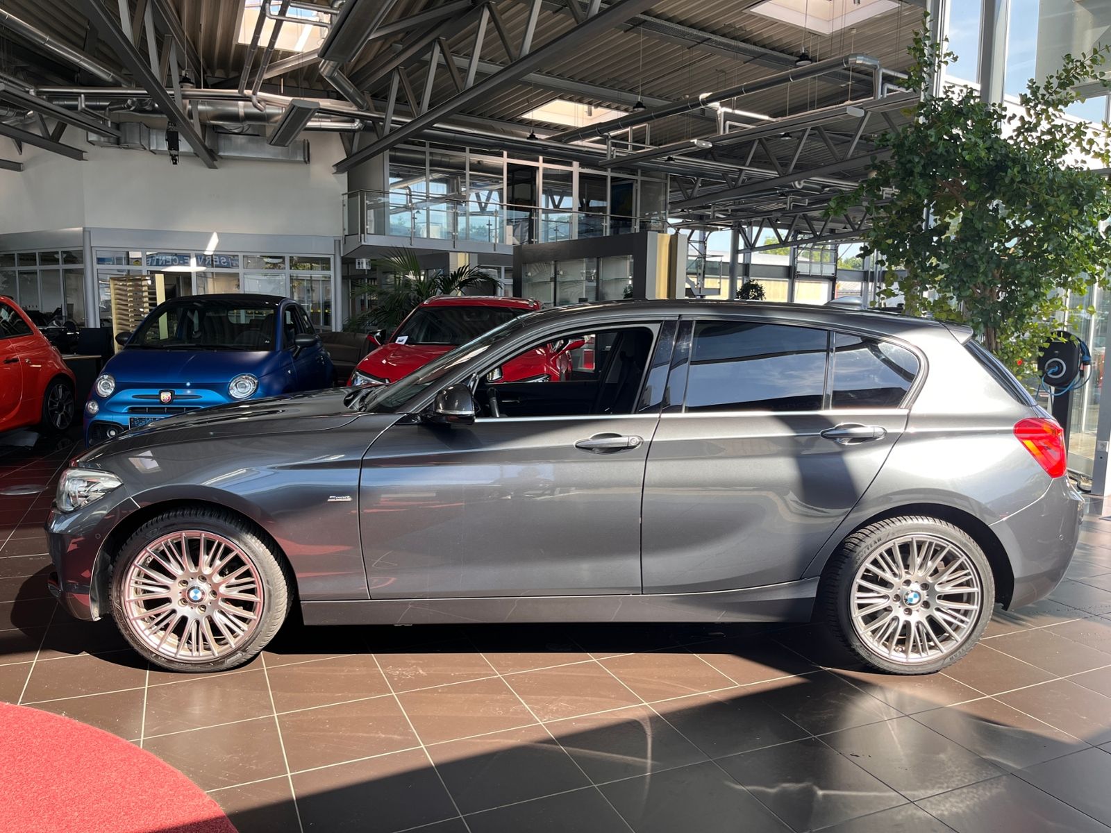 Fahrzeugabbildung BMW 118 i Sport Line KLIMA LED SHZ PDC 17"