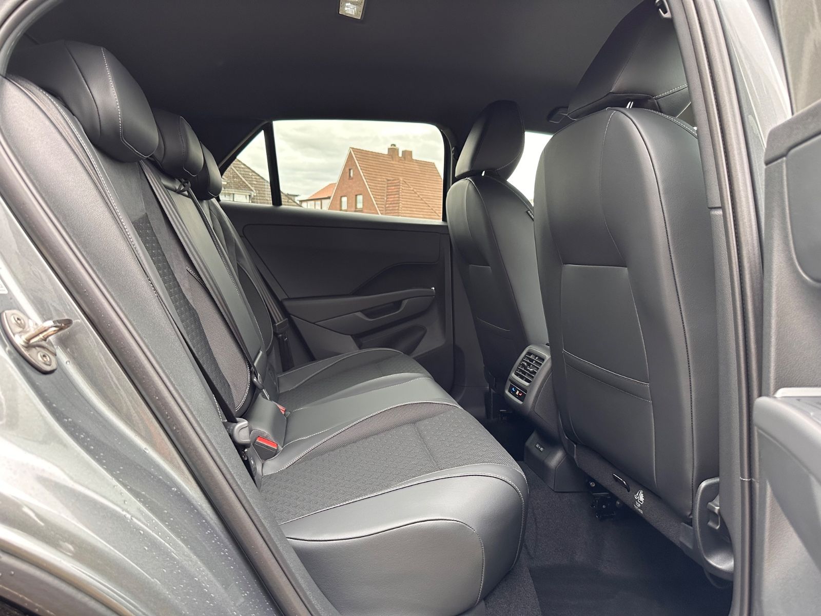 Fahrzeugabbildung Volkswagen T-Roc R Line 1.5 eTSI DSG APP/ACC/AHK/LED/eHeck