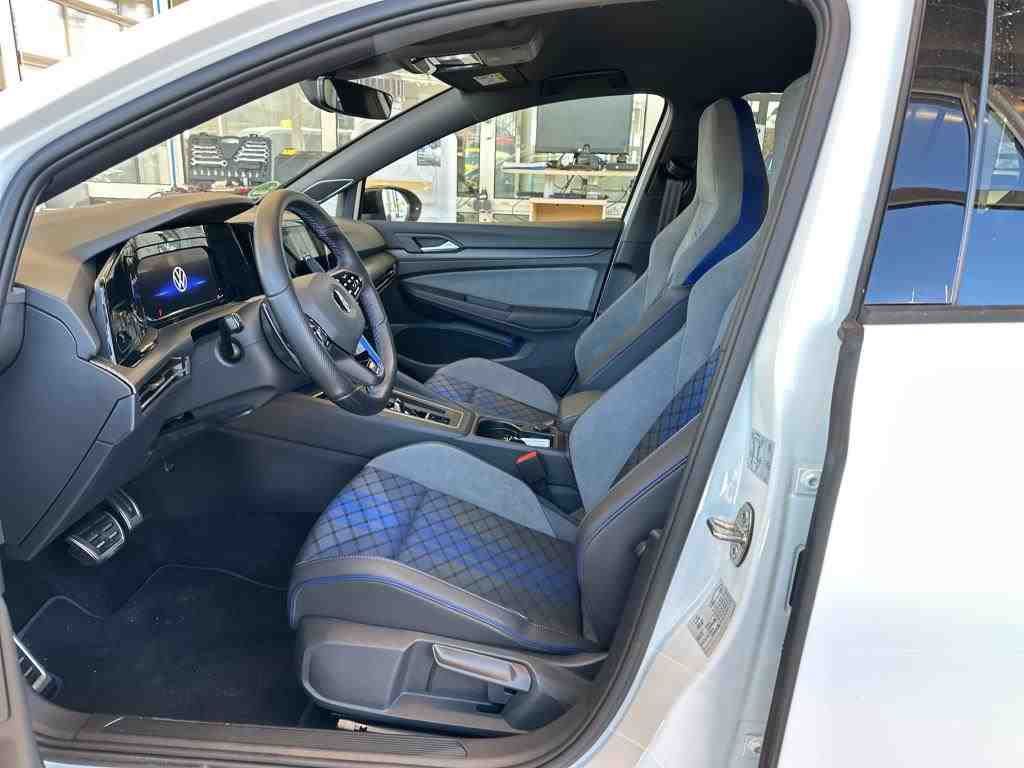 Fahrzeugabbildung Volkswagen Golf VIII R DSG 4M LEDplus Navi AID Pano Akra AC