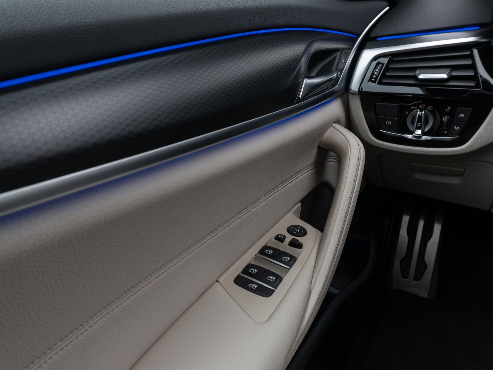 Fahrzeugabbildung BMW 540i xD M Sport Glasdach Kamera HUD DAB H/K 19"