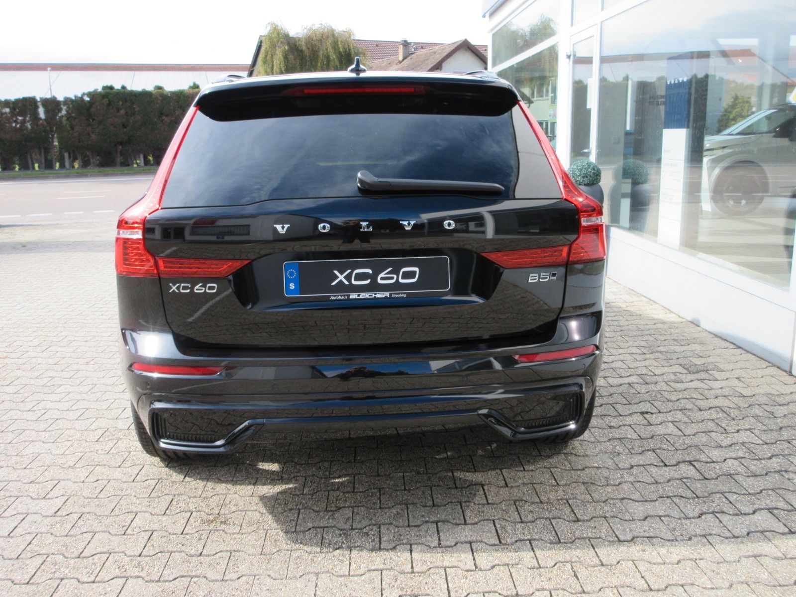 Fahrzeugabbildung Volvo XC 60 B5 Plus Dark AWD