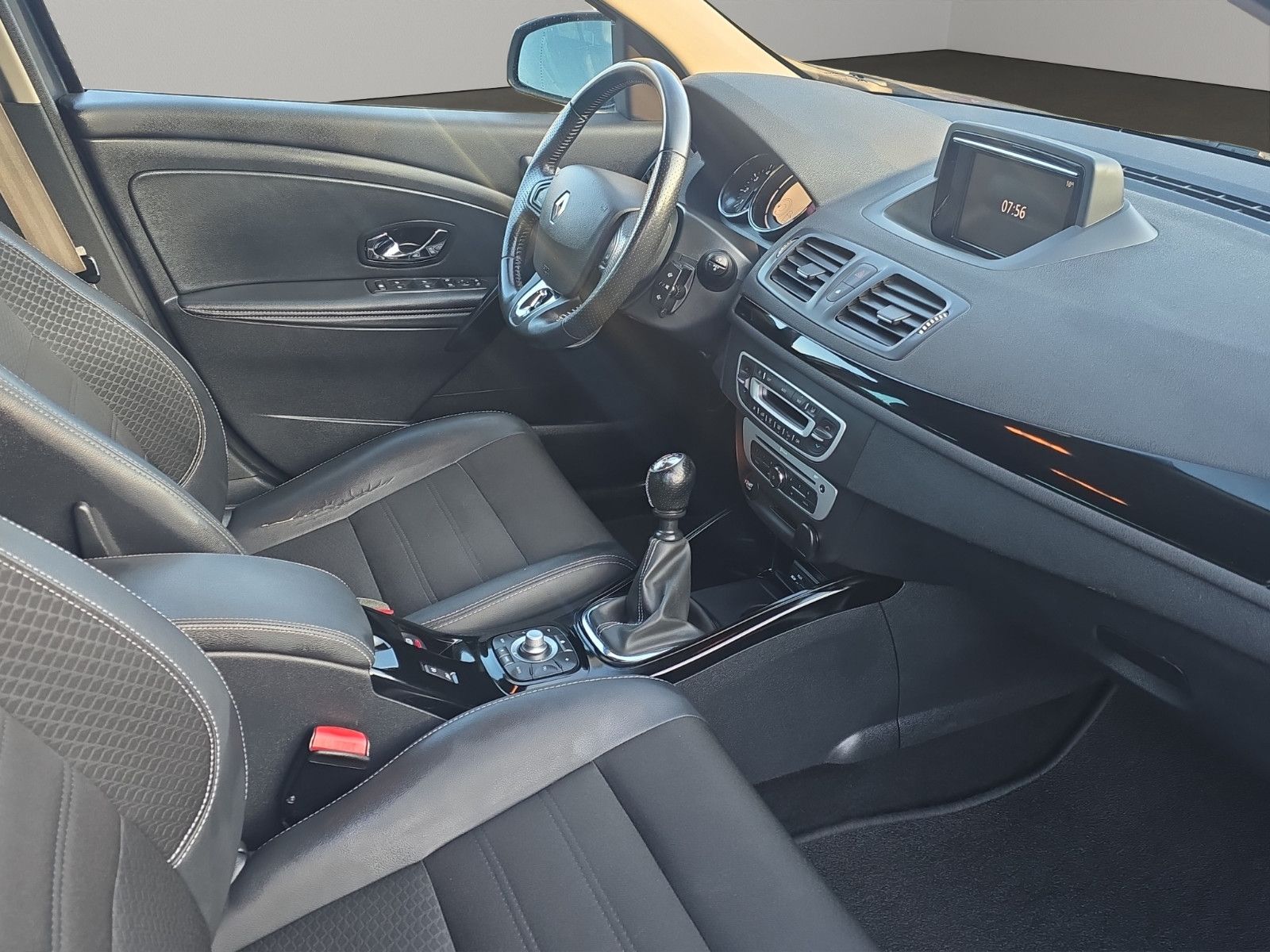 Fahrzeugabbildung Renault Megane III Lim. 5-trg. BOSE Edition TÜV SERVICE