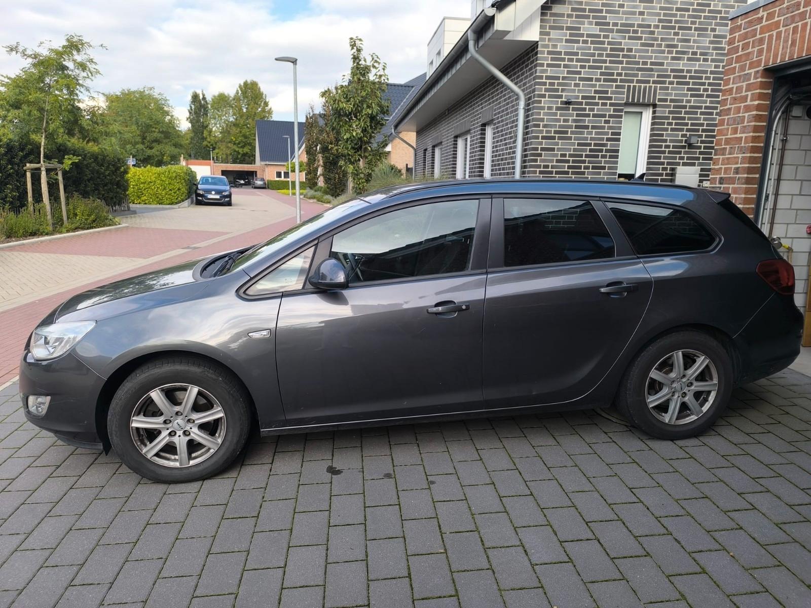 Opel Astra 2011 — rear view