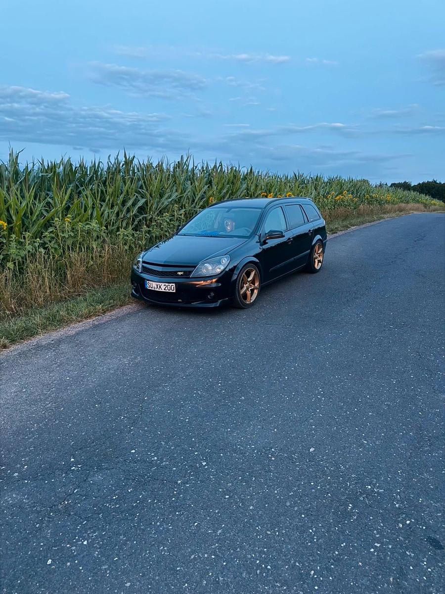 Opel Astra 2005 — rear view