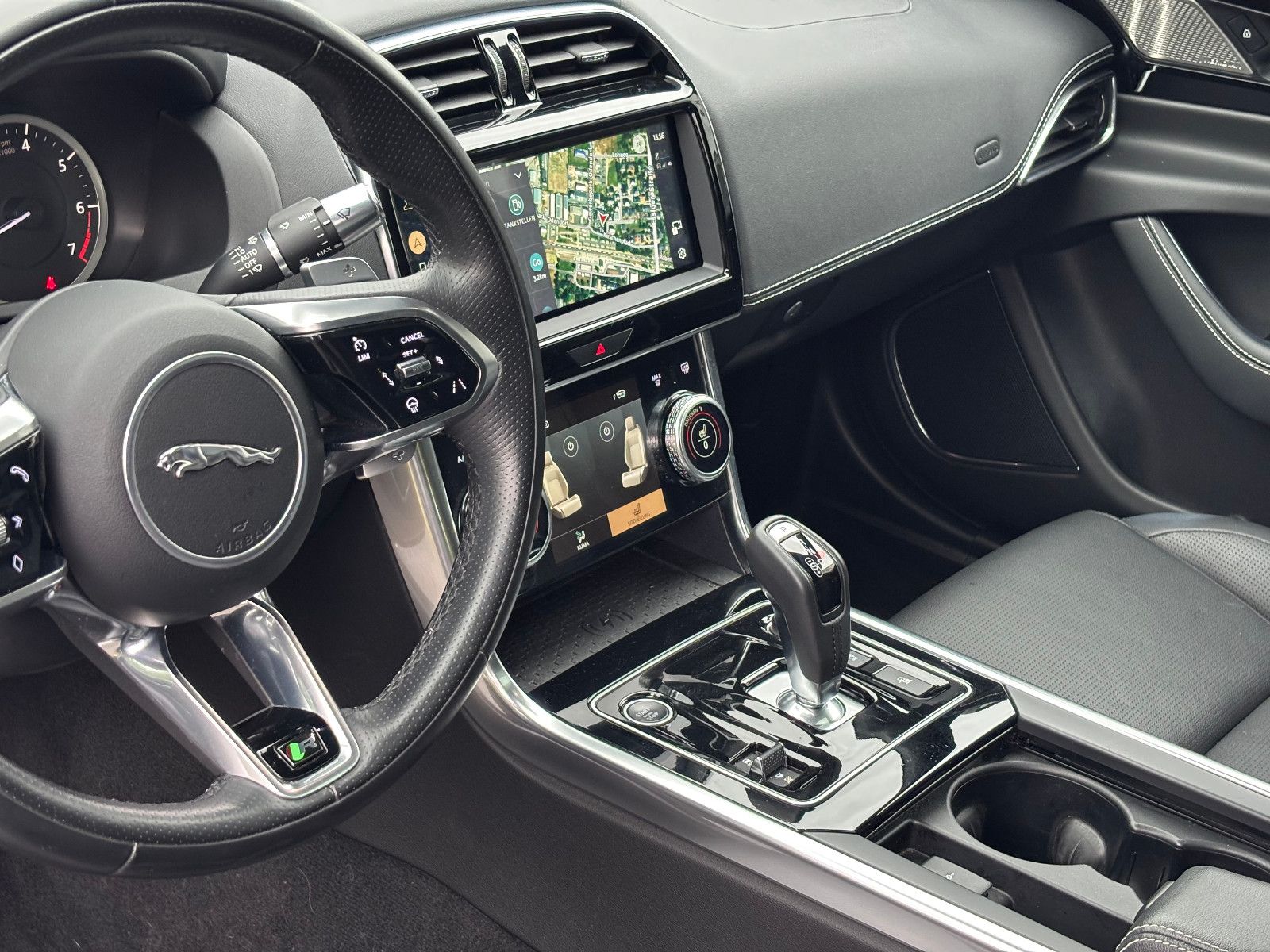 Fahrzeugabbildung Jaguar XE R-Dynamic Black/360''KAM/PANO/EXCLUSIV/MERIDI