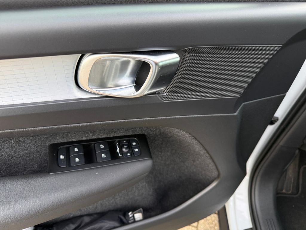 VOLVO XC40 T4 Recharge DKG Core, AHK, Winter-P. VOLVO XC40 T4 Recharge DKG Core, AHK, Winter-P.