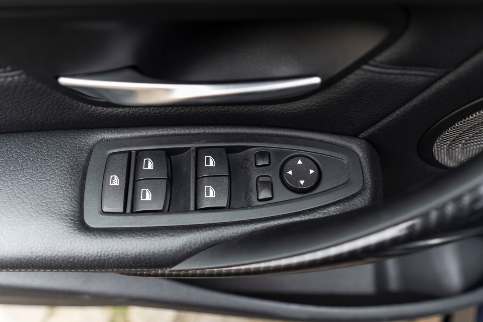 Fahrzeugabbildung BMW 330I M-Performance H&K LED CARPLAY KAM NAV ALC