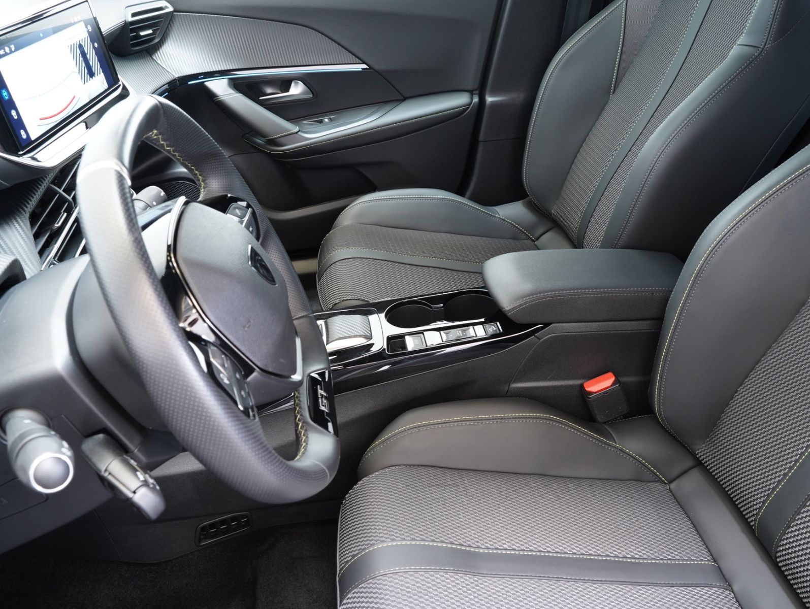 Fahrzeugabbildung Peugeot 2008 e- GT 11KW/LED/NAVI/360°/SOH