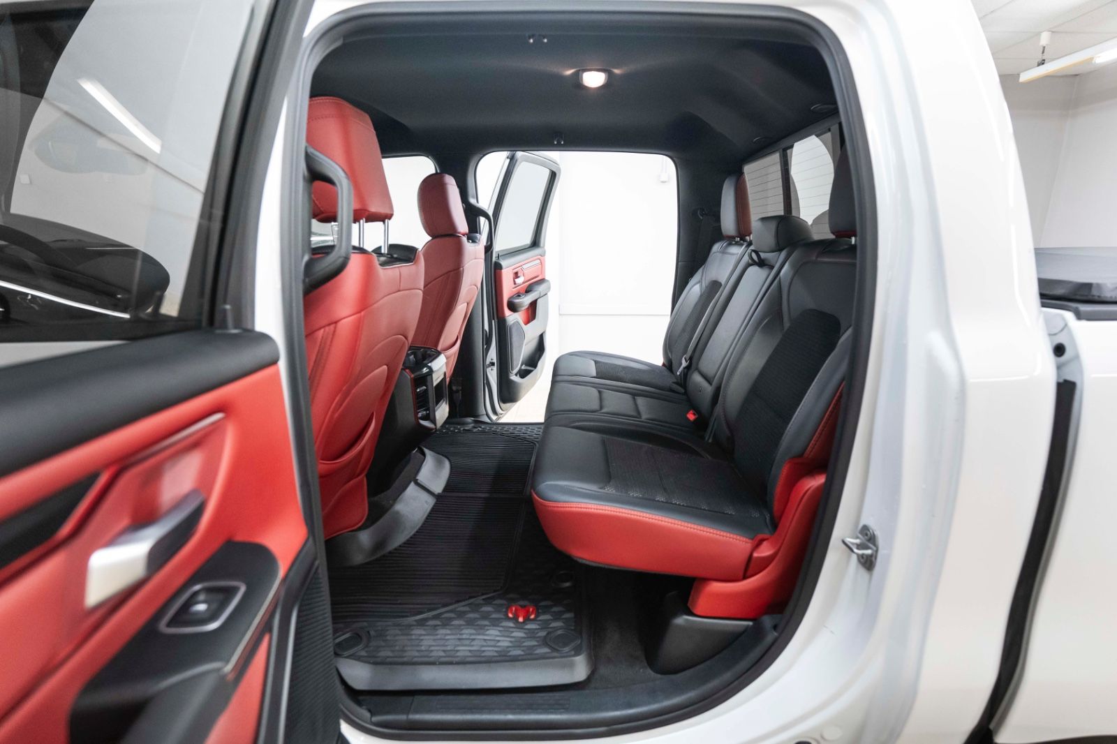 Fahrzeugabbildung Dodge RAM 1500 REBEL 5,7L CARPLAY KAM AHK M+S TEMPOMAT