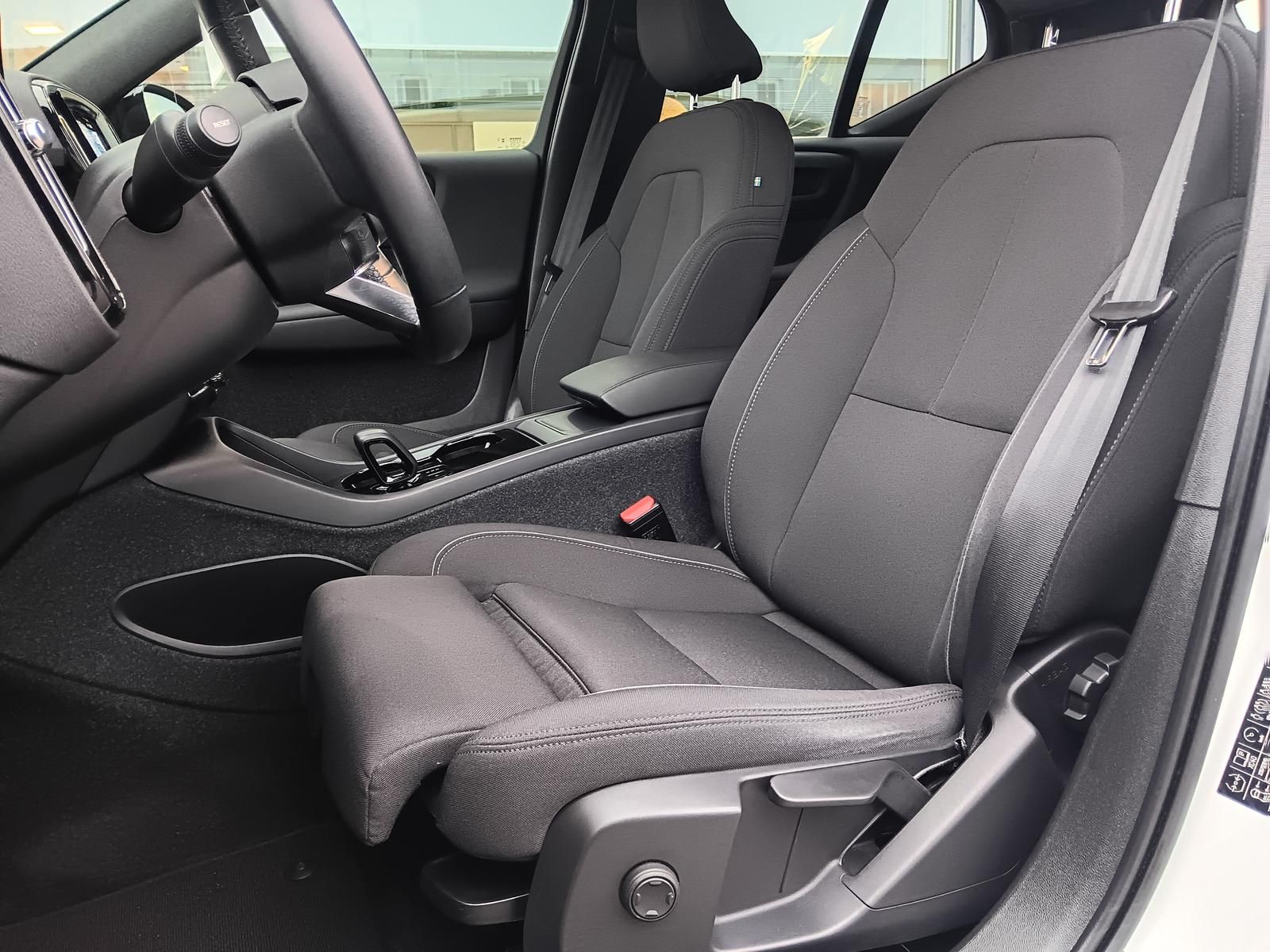 Fahrzeugabbildung Volvo XC40 Core Recharge Pure Electric 2WD