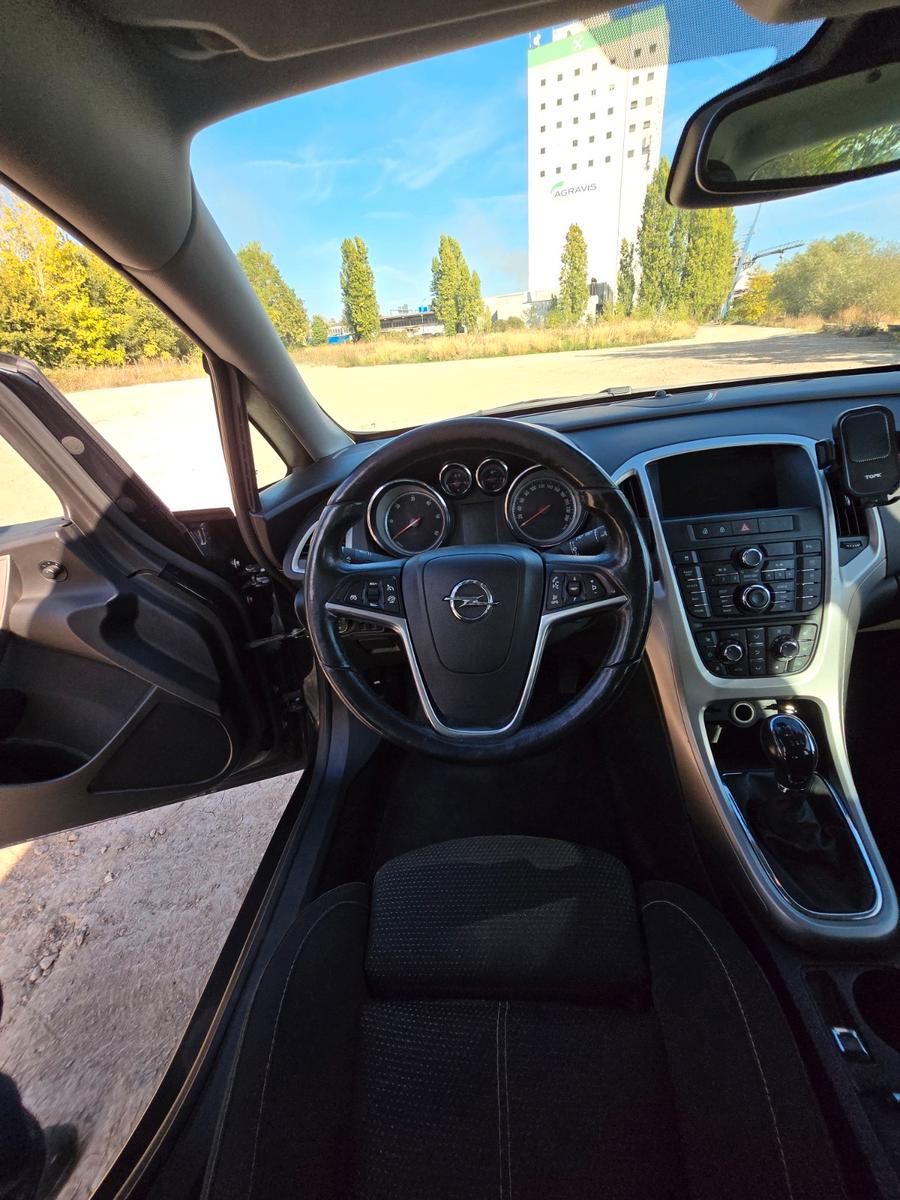 Opel Astra 2013 — photo 8