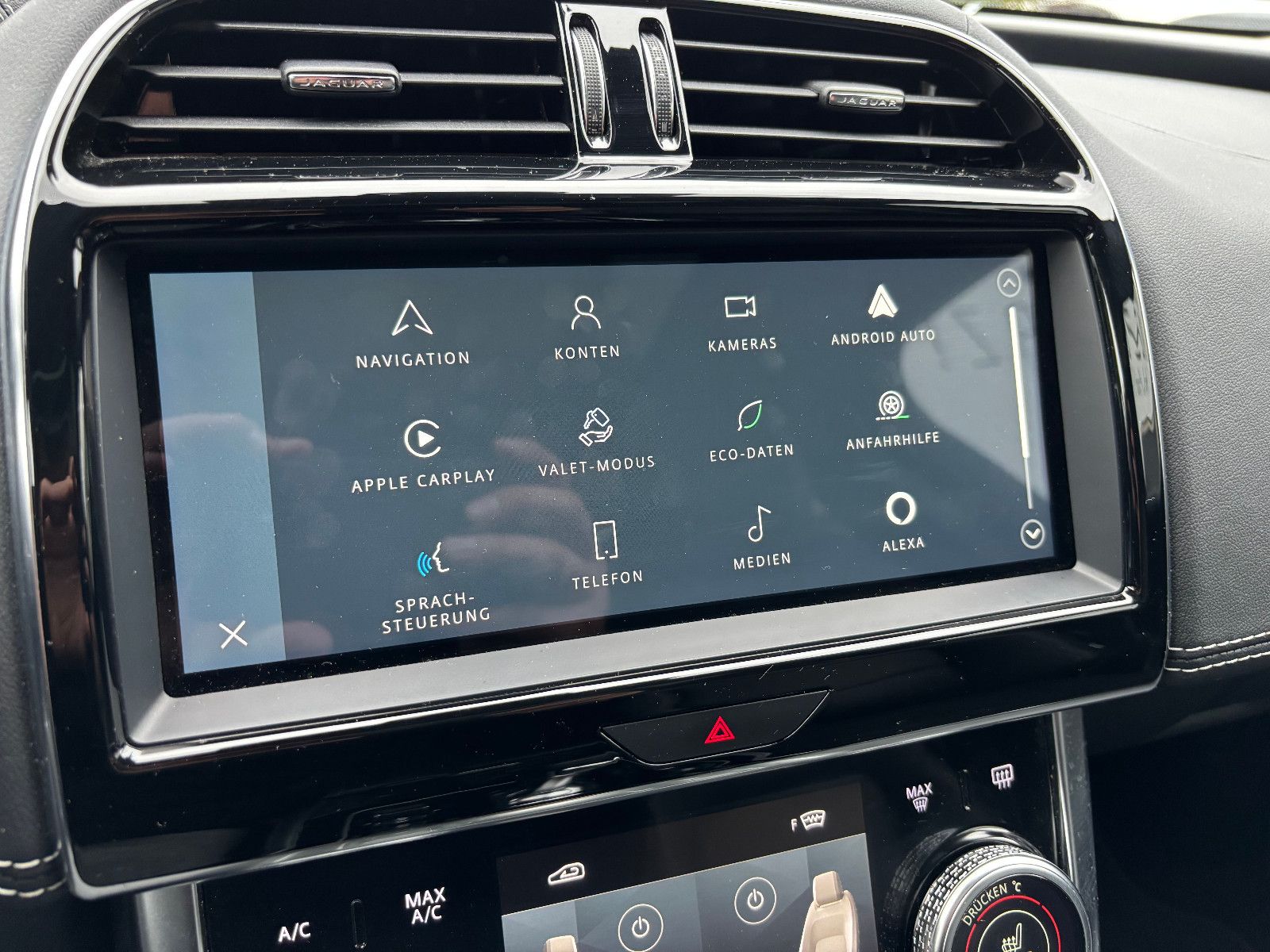 Fahrzeugabbildung Jaguar XE R-Dynamic Black/360''KAM/PANO/EXCLUSIV/MERIDI