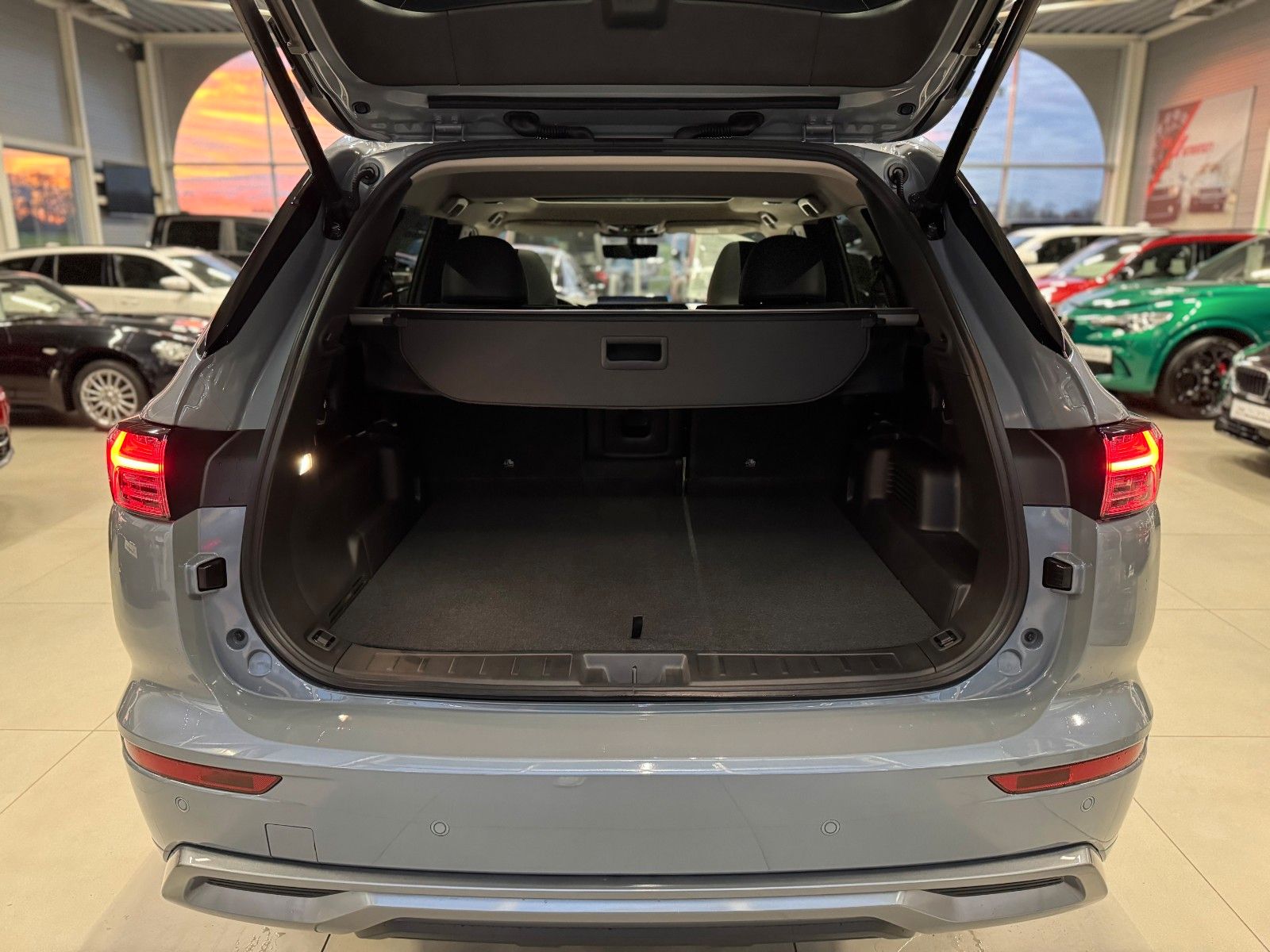 Fahrzeugabbildung Mitsubishi Outlander 2.4PLUG-IN HYBRID 4WD TOP PANO