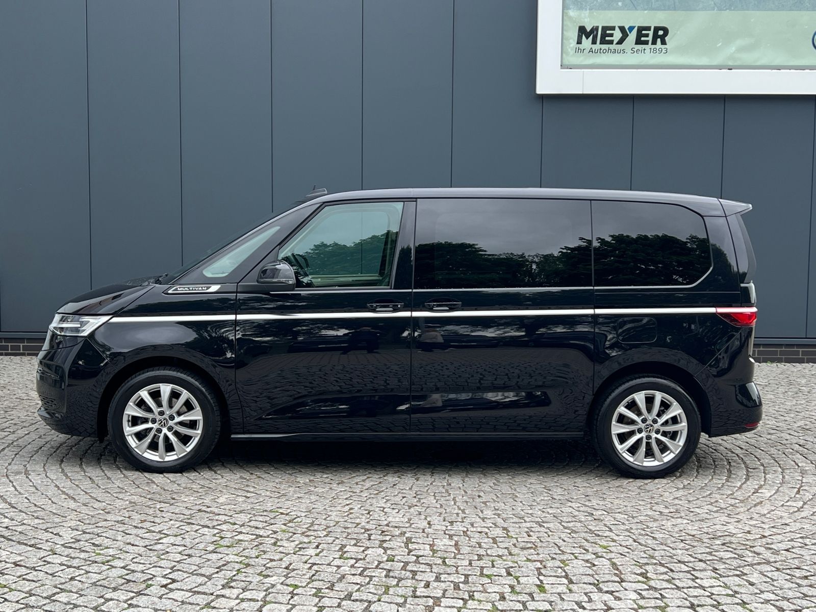 Fahrzeugabbildung Volkswagen Multivan T7 Style 2.0 TDI DSG *AHK, IQ.Light, Pa
