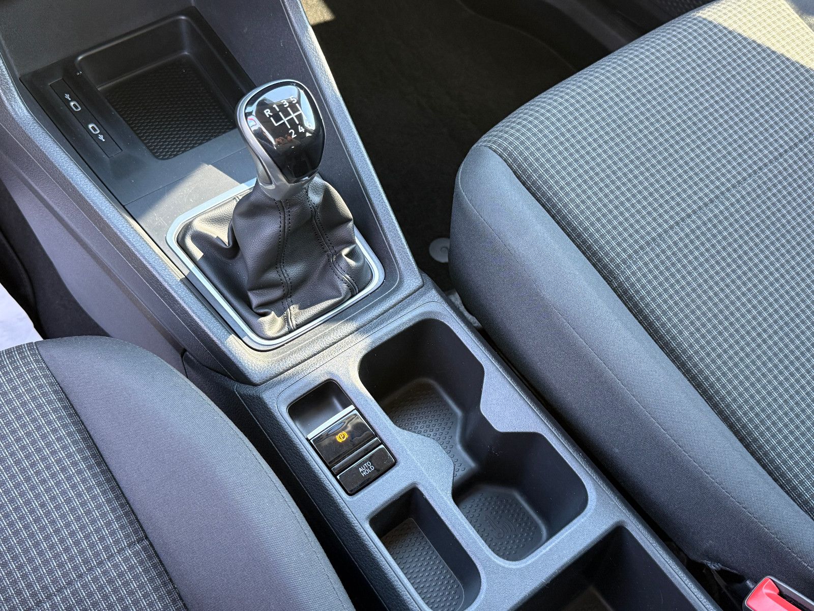 Fahrzeugabbildung Volkswagen Caddy 2.0 TDI ACC AHK DAB Navi PDC SHZ Winterpak