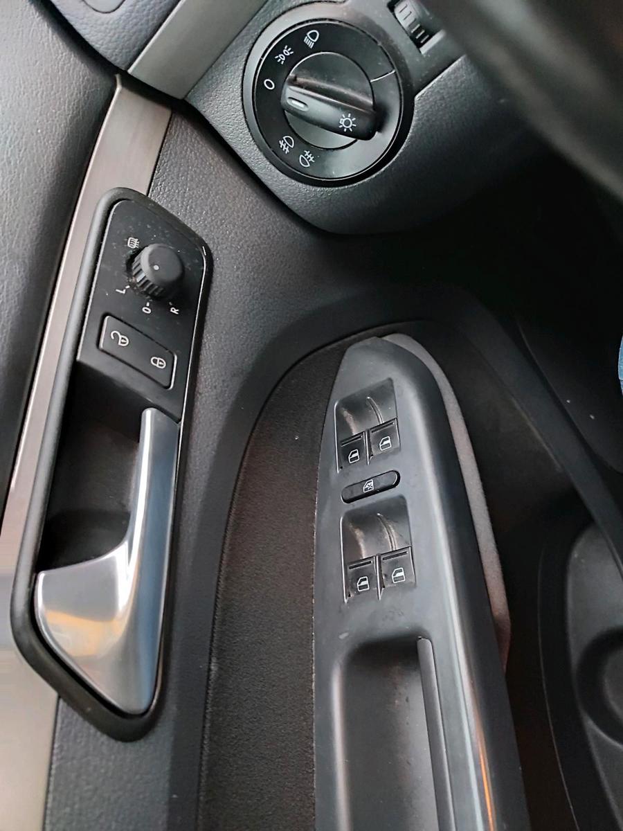 Volkswagen Touran 2010 — photo 8