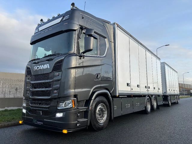 Scania 580S V8 NGS Highline 6X2 in combination with HFR