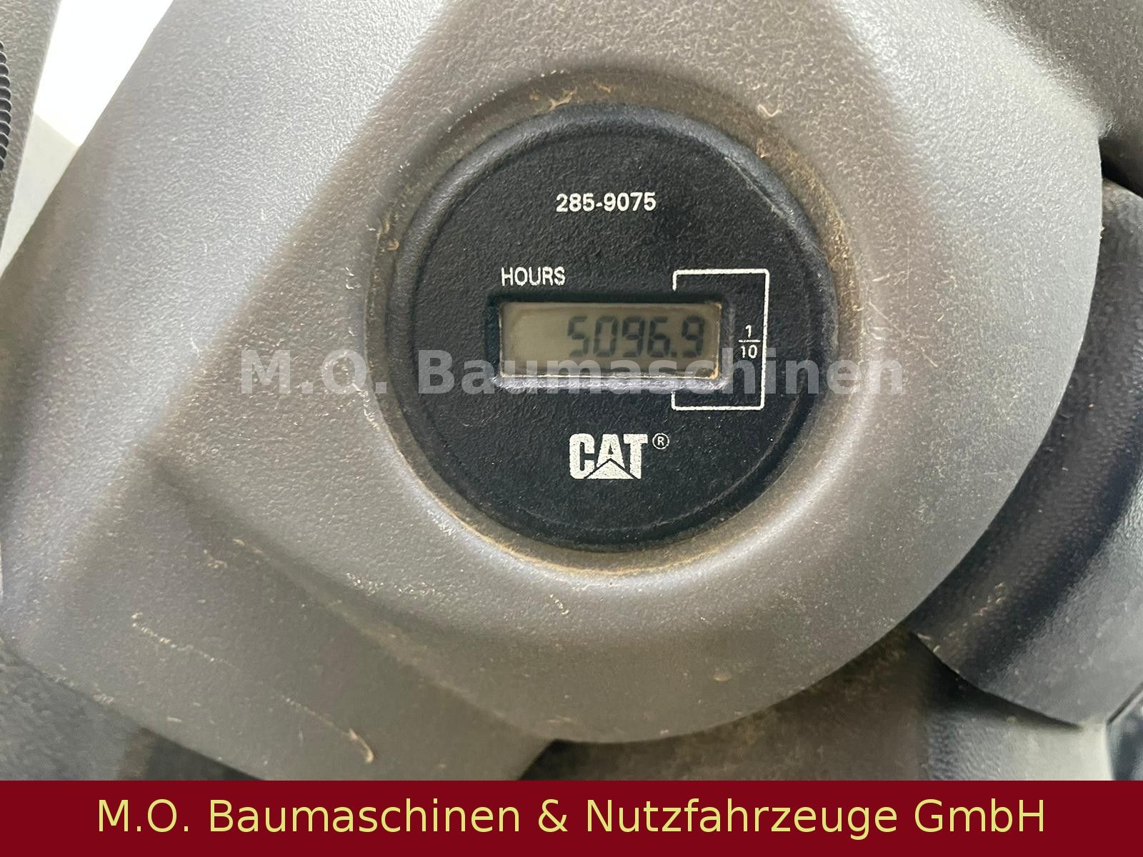 Fahrzeugabbildung CAT CS 573 E /