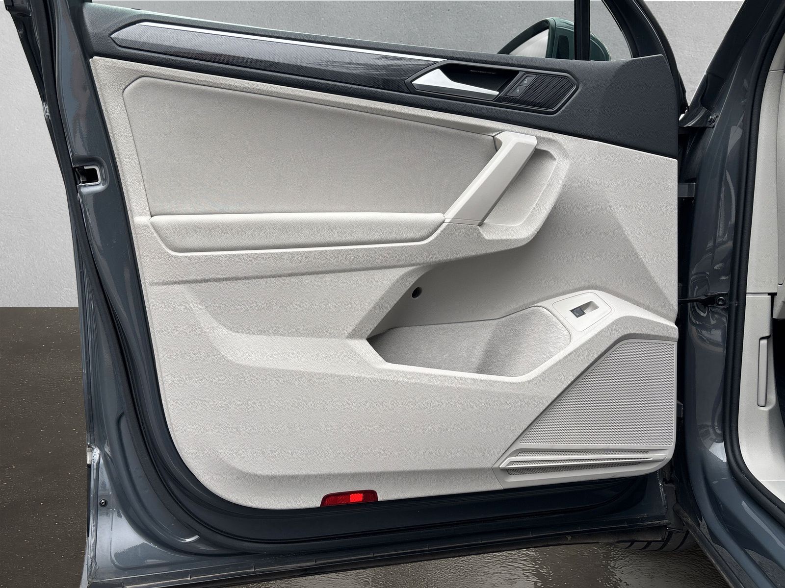 Fahrzeugabbildung Volkswagen Tiguan 1.5 TSI Elegance AHK Kamera SHZ
