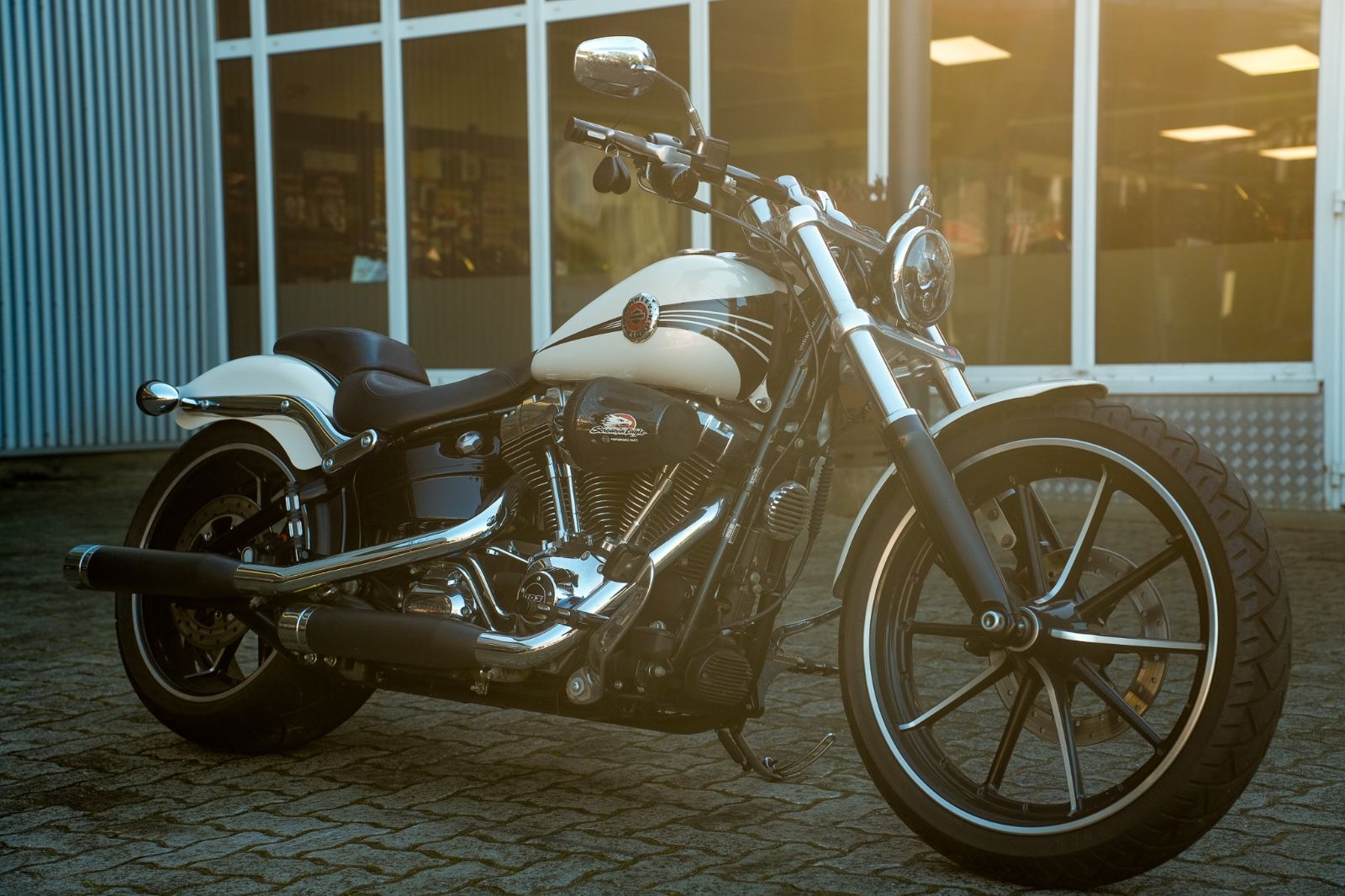 Fahrzeugabbildung Harley-Davidson FXSB Breakout 103 cui - Remus - Screamin' Eagle