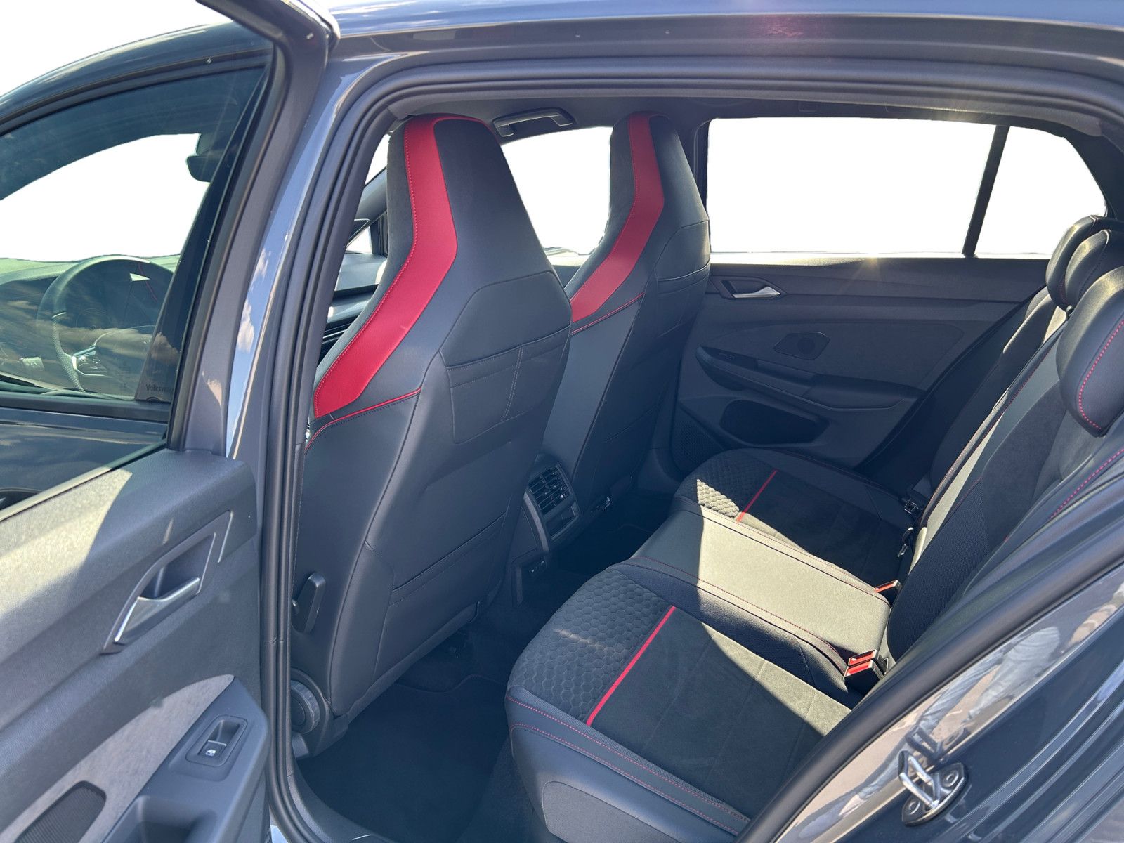 Volkswagen Golf VIII GTI Clubsport 2.0TSI DSG Black Style foto 11
