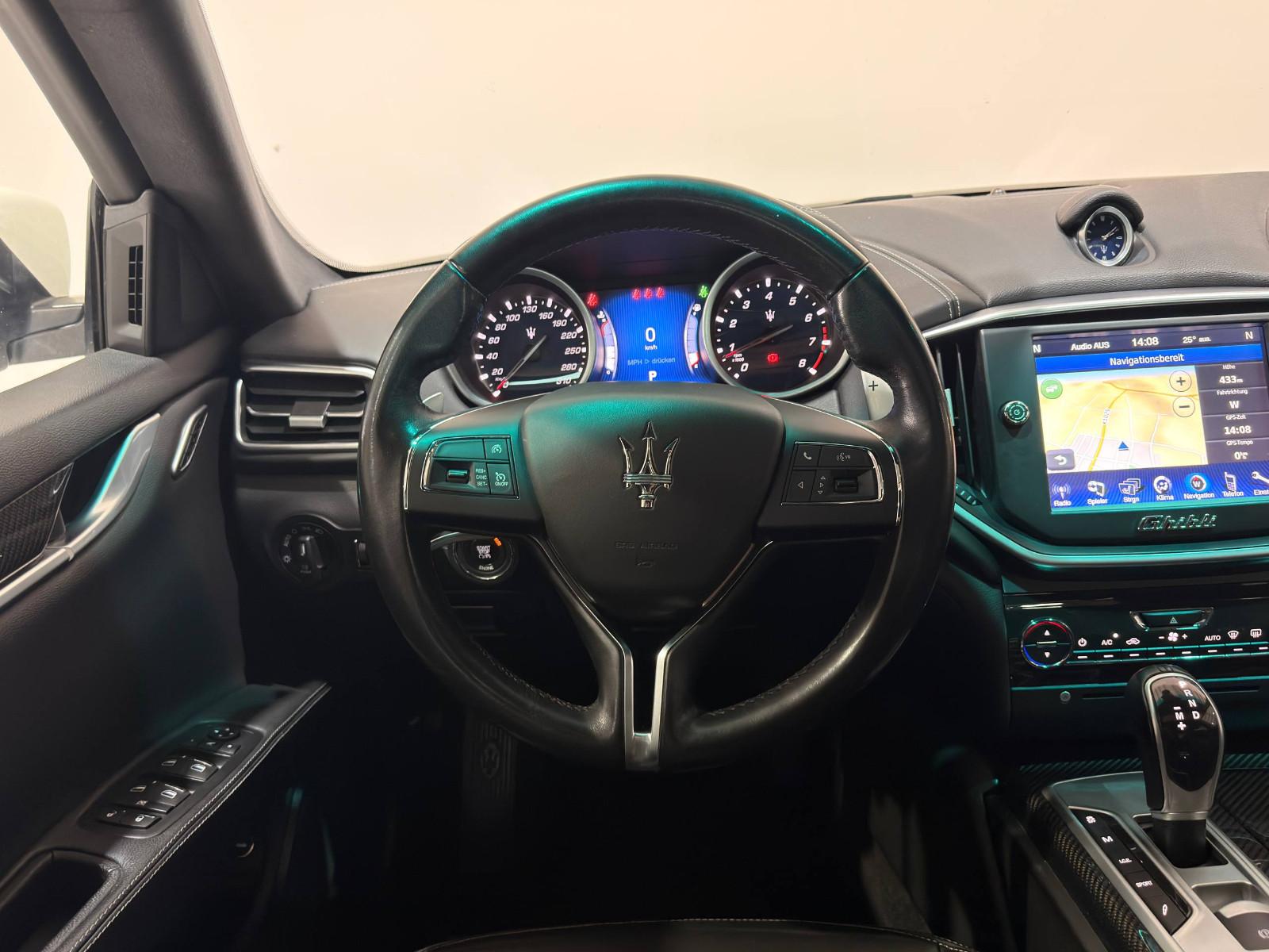 Maserati Ghibli SQ4 3.0 V6 409 ch • BVA • 4x4 • Cuir • Toit Panoramique