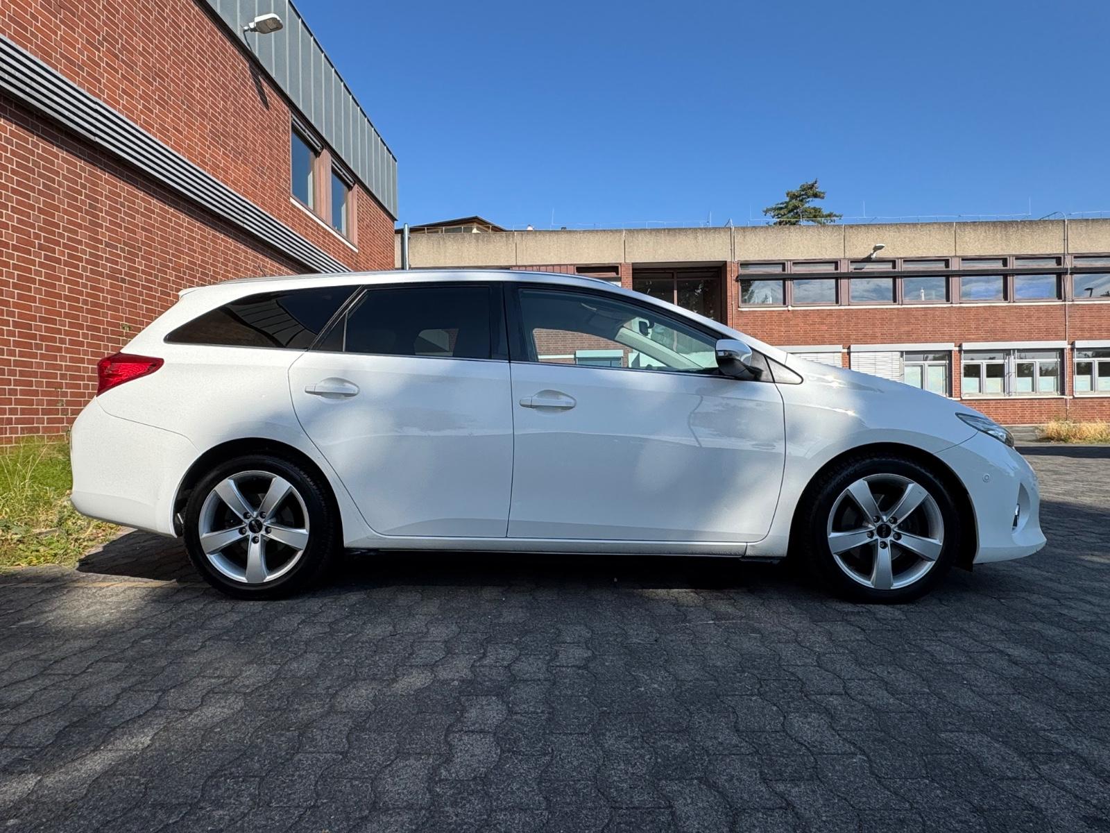 Toyota Auris 2015 — engine 1.998 cm³, 124 HP (91kW)