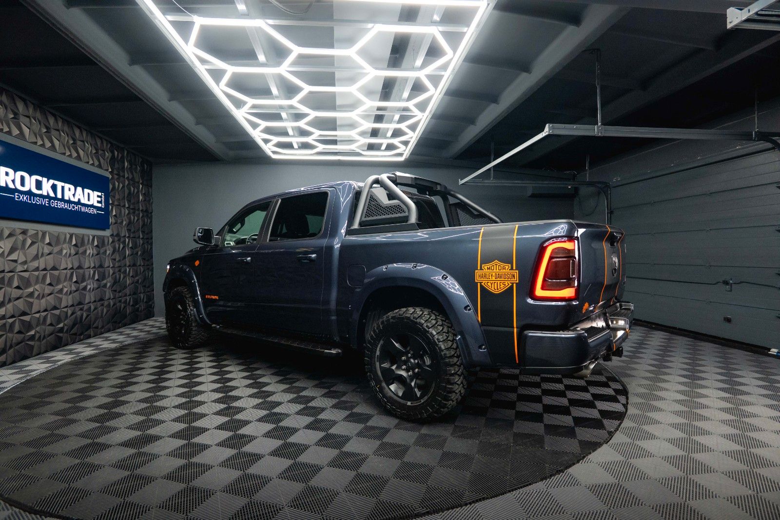 Fahrzeugabbildung Dodge RAM 5.7 V8 HEMI 4x4 OFFROAD Night HarleyDavidson