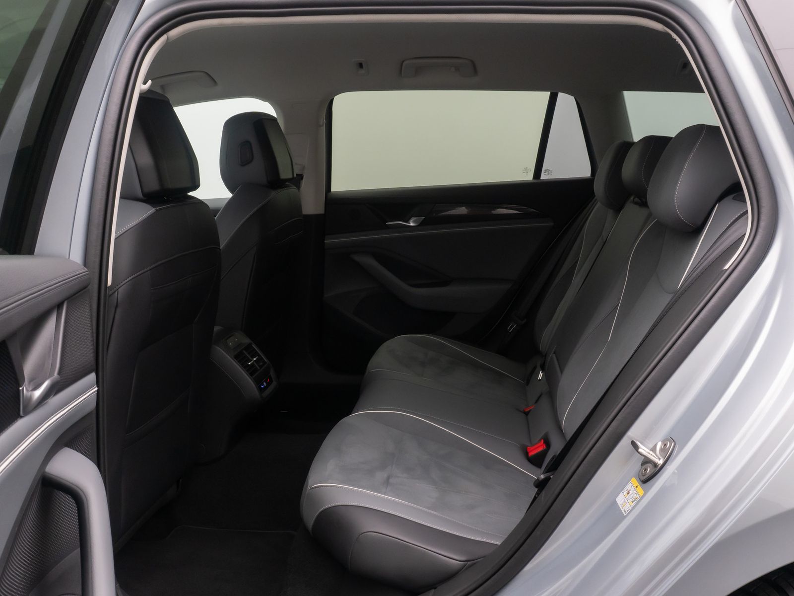 Fahrzeugabbildung Volkswagen Passat 1.5 eHybrid Business 360° AHK ACC Massage
