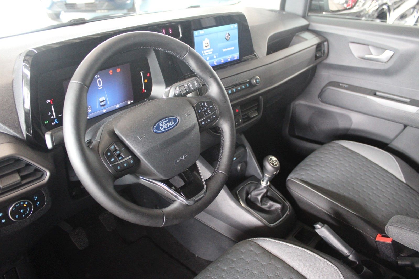 Fahrzeugabbildung Ford Tourneo Courier Titanium Winter + FahrerAssPaket