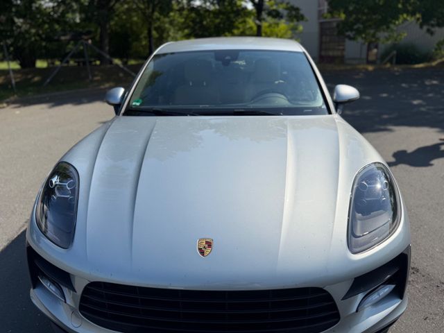 PORSCHE Macan - -